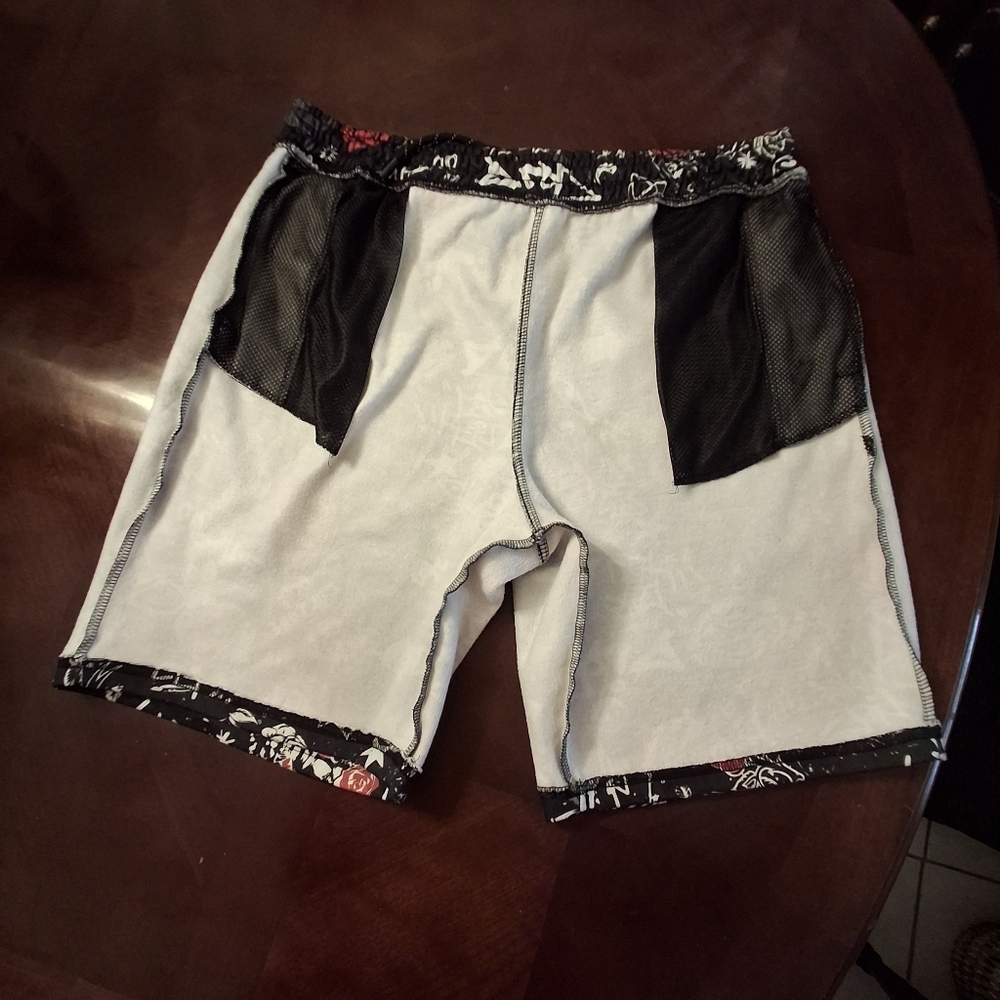 Fresh Prints of Bel Air Graphic Gothic Print Shorts Men Size XL - Picture 8 of 16